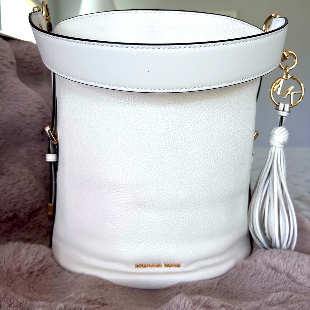MICHAEL KORS, NWOT  bucket bag in white soft pebble leather